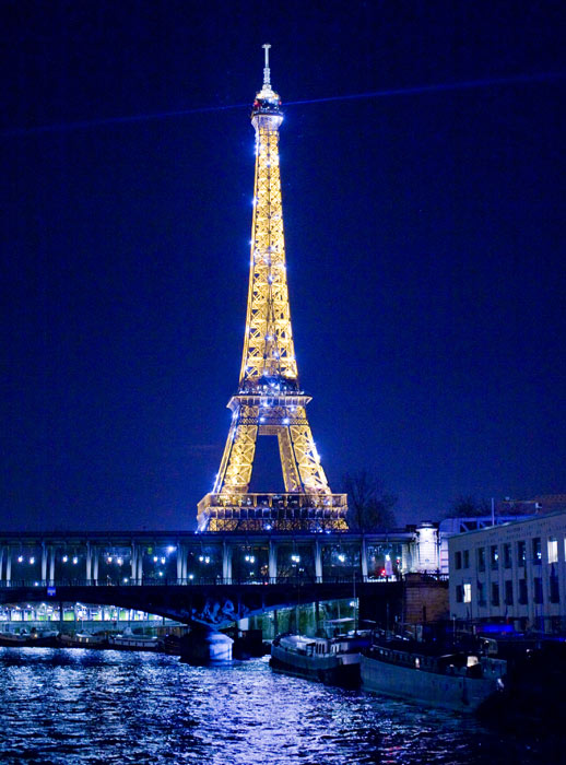 ▲ 프랑스 파리를 상징하는 건축물 에펠탑. 화려한 야간 조명이 켜졌다.