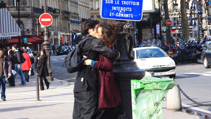 ▲ 프랑스 연인들은 애정표현에 거침이 없다. 거리에서 서로를 안고 있는 커플.