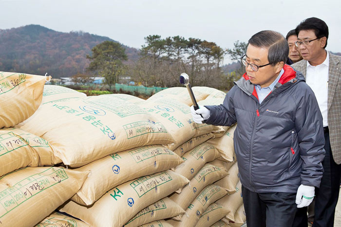▲ 남유진 시장이 친환경 고품질 쌀에 등급을 표시하고 있다.