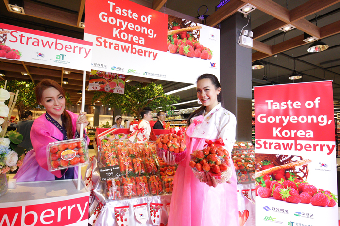 ▲ 고령 딸기는 최근 태국으로도 수출되고 있다. 태국 백화점에 진열된 고령 딸기 앞에서 포즈를 취한 모델들.