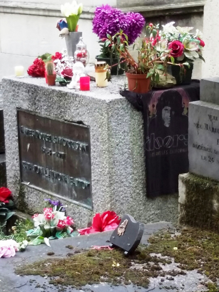 ▲ 프랑스 파리 `페르 라셰즈 공동묘지`에 자리한 짐 모리슨의 묘지.