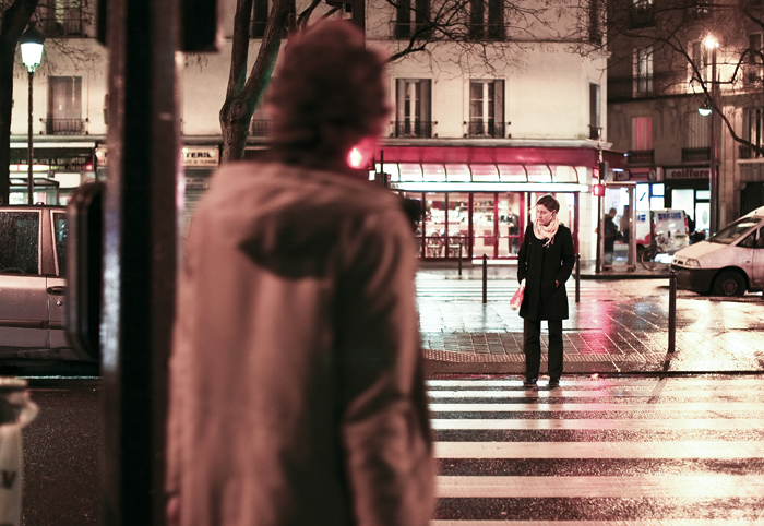 ▲ 밤이 내린 파리의 거리. 세련된 옷차림의 여성이 어둠 속에 서있다.