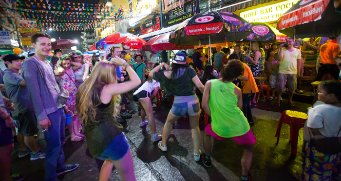 ▲ 방콕 카오산 로드는 젊은이들의 에너지로 넘쳐난다. 거리에서 춤추는 청년들.