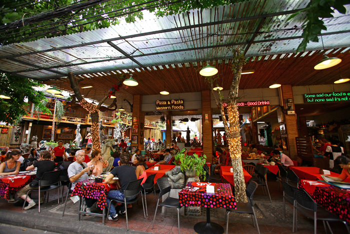 ▲ 세계 여러 나라에서 모여든 여행자들로 가득한 카오산 로드의 한 카페.