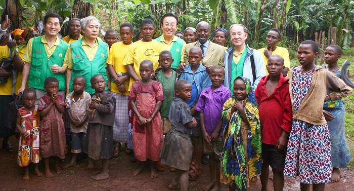 ▲ UN 아프리카 빈곤 극복 프로젝트에 새마을운동을 접목시키자는 제안에 따라 김관용 지사와 함께 아프리카를 찾았다.