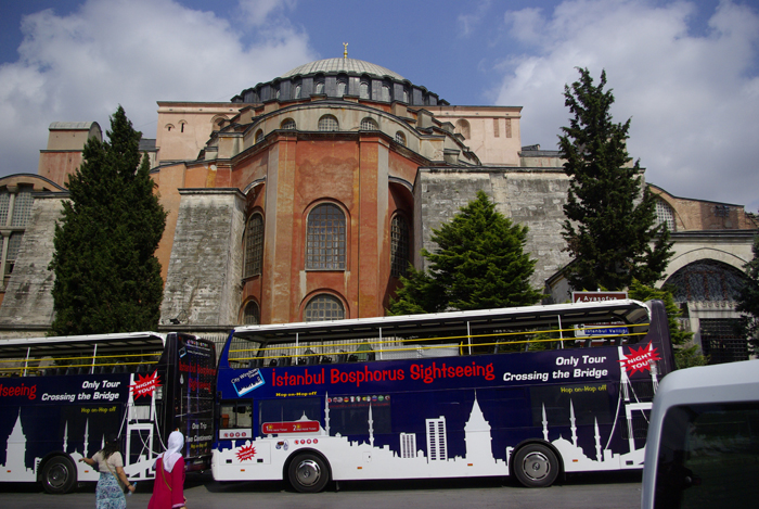 ▲ 세인트 소피아 성당. 관광객들이 타고 온 2층 버스가 보인다.