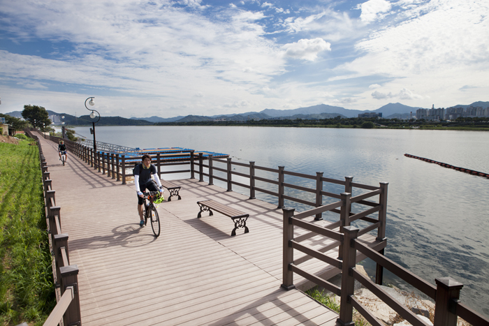 ▲ 시민들이 낙동강변에서 자전거를 타며 풍광을 즐기고 있다.
