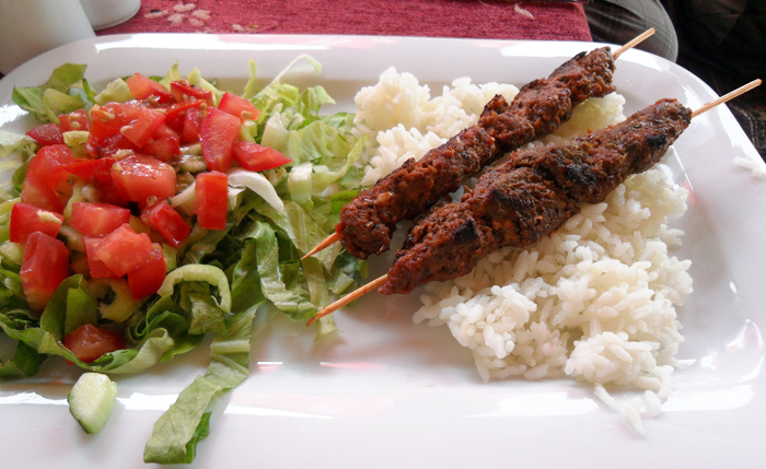 ▲ 터키 사람들은 여러 종류의 고기를 구워 빵, 채소 등과 함께 먹는 걸 즐긴다.