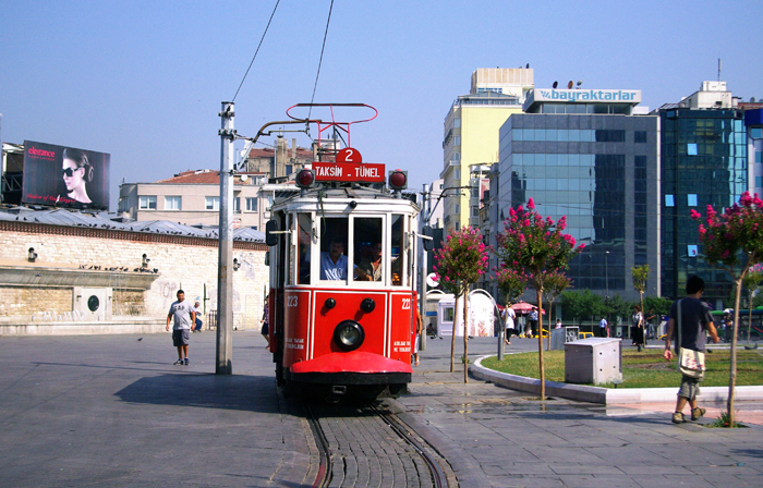 ▲ 이스탄불 거리를 오가는 빨간 노면전차는 재밌는 볼거리다.