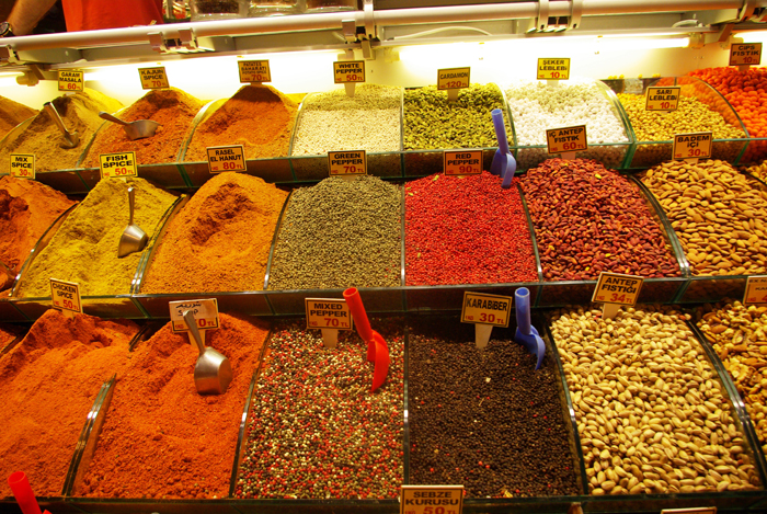 ▲ 터키 재래시장에선 다양한 색깔의 향신료들이 판매되고 있다.