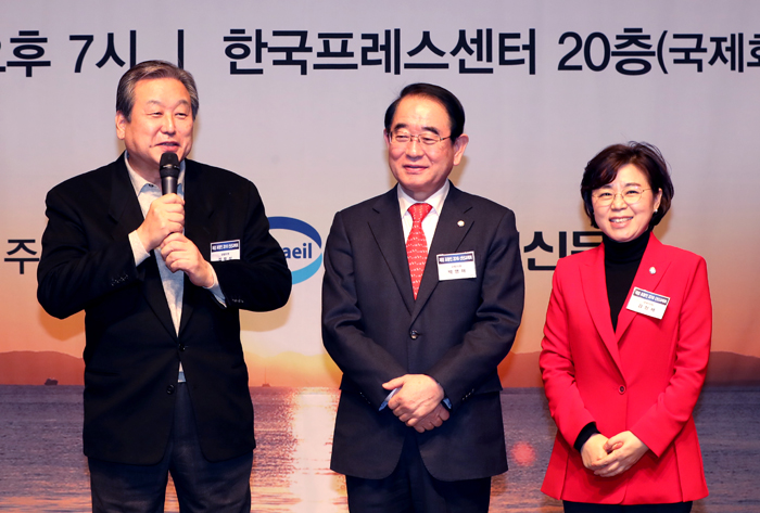 ▲ 김무성·박명재·김정재 자유한국당 국회의원(왼쪽부터)이 함께 무대에 나와 신년인사를 전하고 있다.