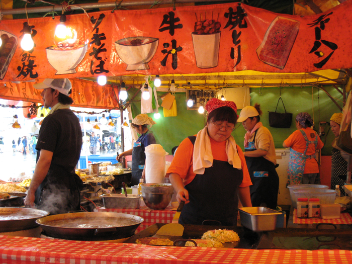 ▲ 오키나와 거리 곳곳에는 맛깔스럽고 저렴한 음식을 파는 노점이 흔하다.