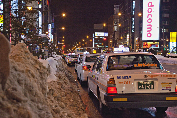 ▲ 겨울철 삿포로의 시내 풍경. 손님을 기다리는 택시가 줄지어 서있다.