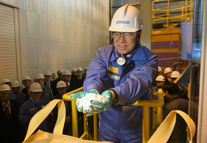 ▲ 광양리튬공장 준공식에 참석한 권오준 회장이 리튬을 들어 올리고 있다.