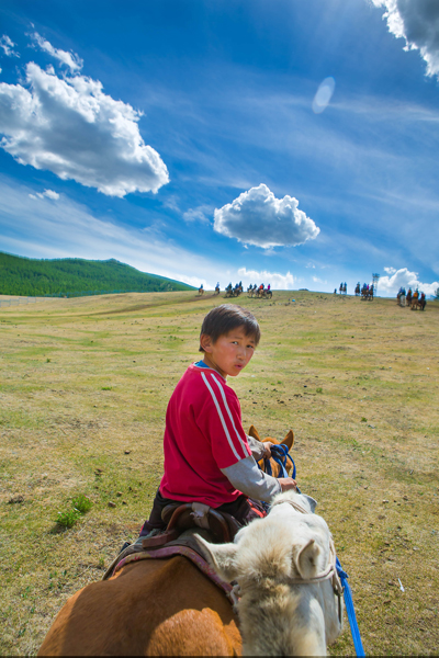 ▲ 몽골 소년들은 말을 잘 다룬다. 여행자들에게 놀라운 기마술을 보여준 꼬마.