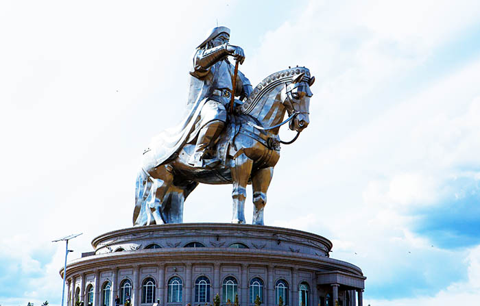 ▲ 몽골인들의 영웅인 칭기즈칸이 웅장한 조형물로 서 있다.