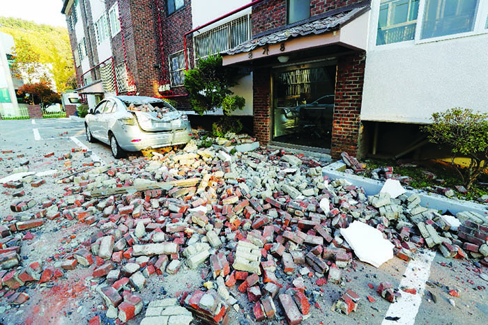 ▲ 지진의 충격으로 처참하게 파손된 빌라건물 외벽.