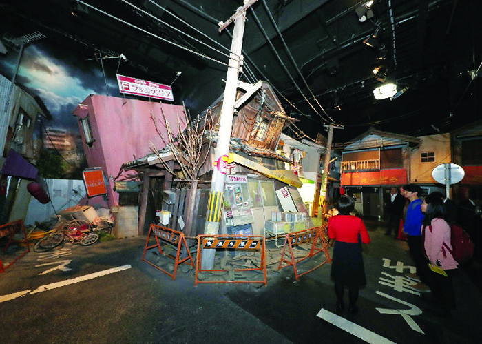 ▲ 오사카시 아베노 방재센터에는 한신·아와이 대지진으로 파괴된 도시 모습이 재현되어 있어 당시의 충격을 실감할 수 있다.
