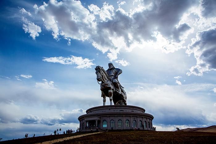 ▲ 거대한 조형물로 우뚝 서있는 몽골의 영웅 칭기즈칸.