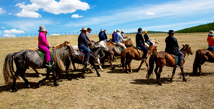 ▲ 몽골 관광지에서는 말에 오른 관광객들을 자주 보게 된다.