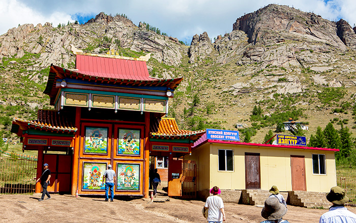 ▲ 깎아지른 바위산 아래 위치한 몽골의 전통사원.