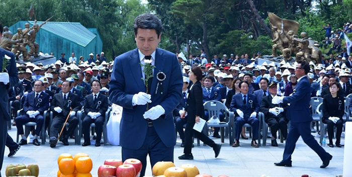 ▲ 자유한국당 이강덕 후보가 충혼탑에서 헌화하고 있다.
