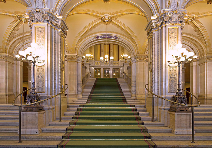 ▲ 비엔나 국립 오페라극장의 계단은 예술품에 가깝다.