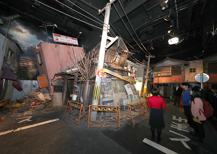 ▲ 일본 오사카시립 아베노 방재센터에는 ‘한신·아와지 대지진’으로 파괴된 도시 모습이 재현돼 있어 당시의 충격을 실감할 수 있다.
