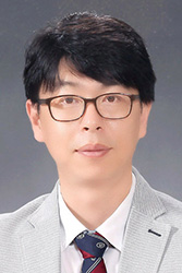 ▲ 김현욱시인·포항 흥해남산초 교사