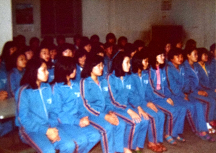 ▲ 나이어린 여성 직공들이 새마을운동 교육을 받고 있는 모습.