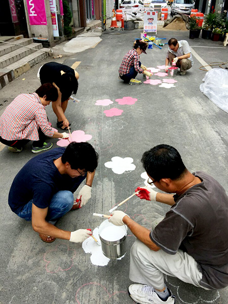 ▲ 꿈틀로 입주 예술가들이 바닥화 그리기 작업에 참여하고 있다.