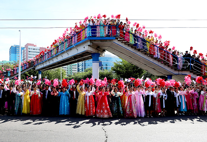 ▲ 평양시내로 향하는 거리에 시민들이 꽃술을 흔들며 문재인 대통령을 환영하고 있다.