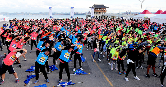 ▲ 철강마라톤 참가자들이 출발에 앞서 다 함께 준비운동을 하고 있다.