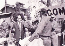 ▲ 1970년대 구호품을 가지고 선린애육원을 방문한 미군을 환영하는 이명석 선생.  /애린복지재단 제공