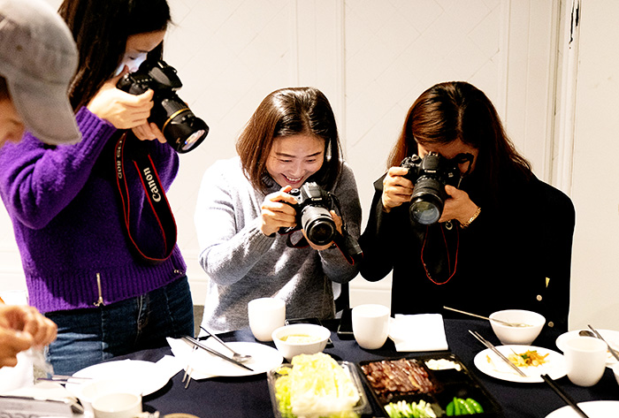 ▲ 블로거들이 다양한 과메기 요리를 카메라에 담고 있다.