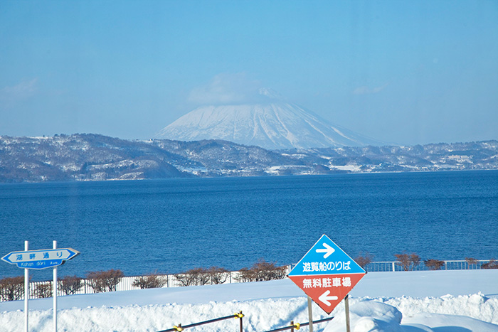 ▲ 설산과 푸른 호수가 쓸쓸한 아름다움을 선물하는 홋카이도.