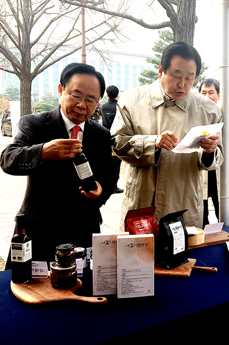 ▲ 이주영 국회부의장(왼쪽)과 김무성 의원이 과메기 상품을 살펴보고 있다.