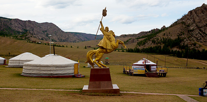 ▲ 푸른 초원 위에 몽골식 텐트 ‘게르’가 세워져 있다.