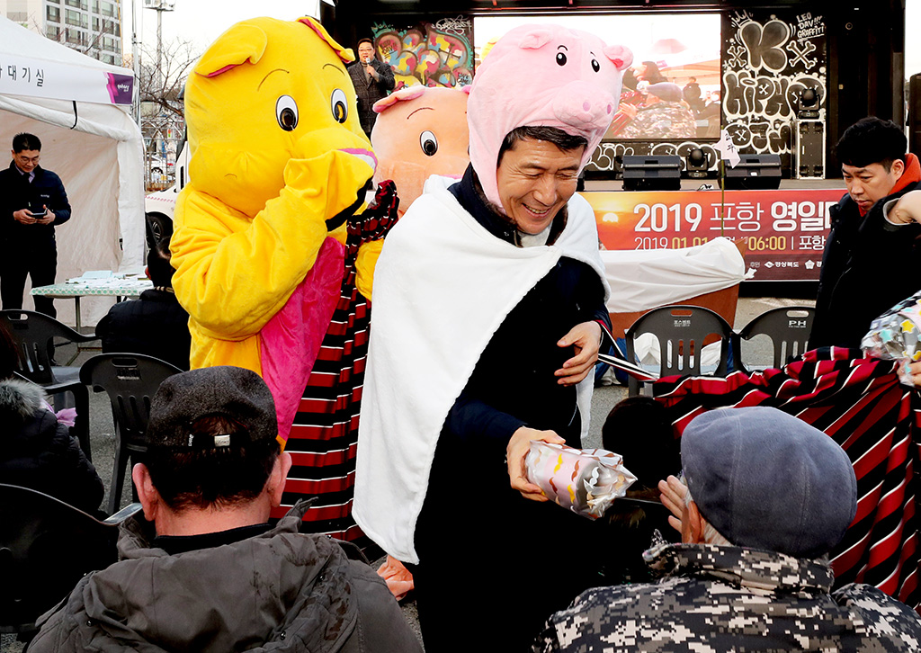 31일 오후 과메기 홍보행사에 참석한 이강덕 포항시장이 시민들에게 기념품을 나눠주고 있다.