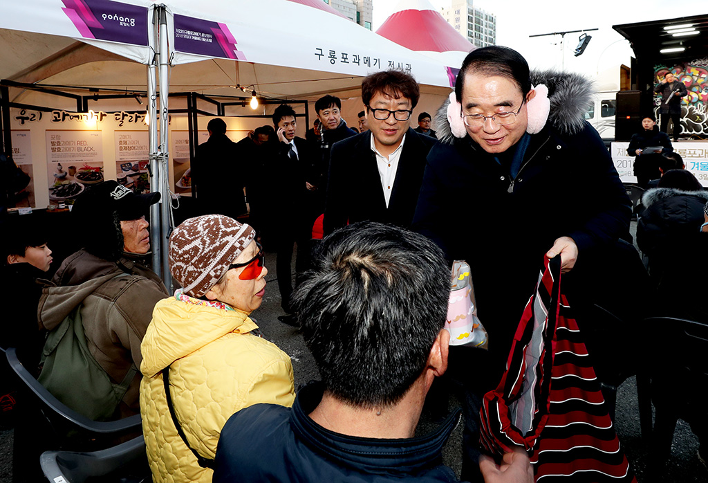 31일 오후 과메기 홍보행사에 참석한 박명재 국회의원이 시민들에게 기념품을 나눠주고 있다.