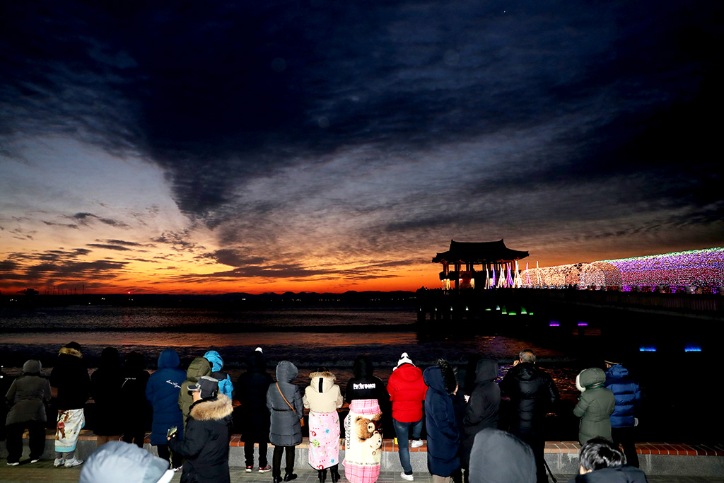 1일 오전 영일대 해수욕장에서 해맞이 객들이 2019년 기해년 첫 일출을 기다리고 있다.