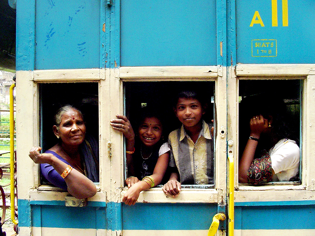 인도 기차에서 만난 할머니와 손자.
