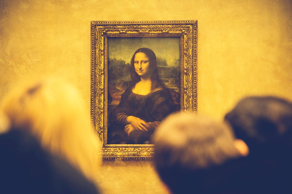 ‘모나리자’는 레오나르도 다빈치가 1503년부터 1506년까지 그린 것으로 알려져 있다. 이 신비한 그림은 프랑스 파리 루브르 박물관에 전시되어 있는데 이 그림을 보기 위해 찾는 관람객은 연간 800만 명을 육박하는 것으로 추정된다. 이 그림을 무료로 관람할 수 있는 날에는 6만5천 명이 몰린다고 하니 그야말로 이 그림 하나가 루브르 박물관을 먹여 살린다고 해도 과언이 아니다.
