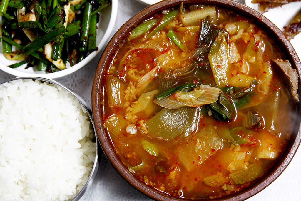 대구 ‘옛집식당’의 육개장은 따로국밥이다. 대파의 흰 부분을 많이 사용한다.