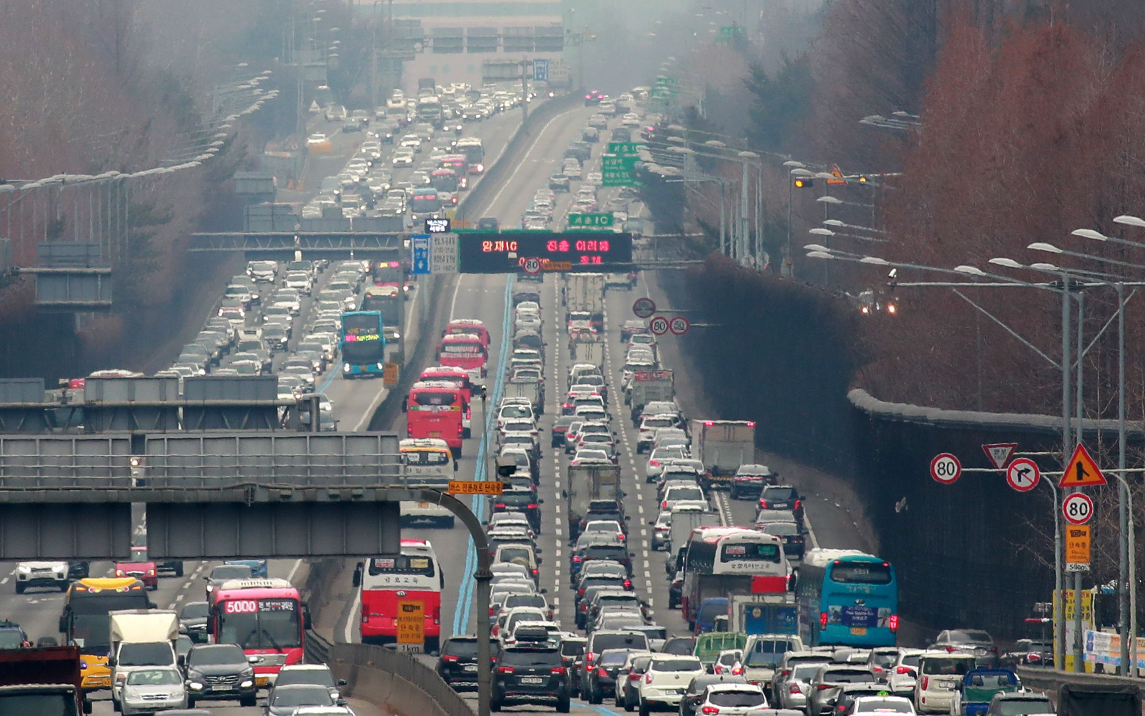 설 연휴 첫날인 2일 경부고속도로 잠원 나들목과 서초 나들목 일대에서 귀성 차량들이 서울을 빠져나가며 정체를 빚고 있다. /연합뉴스