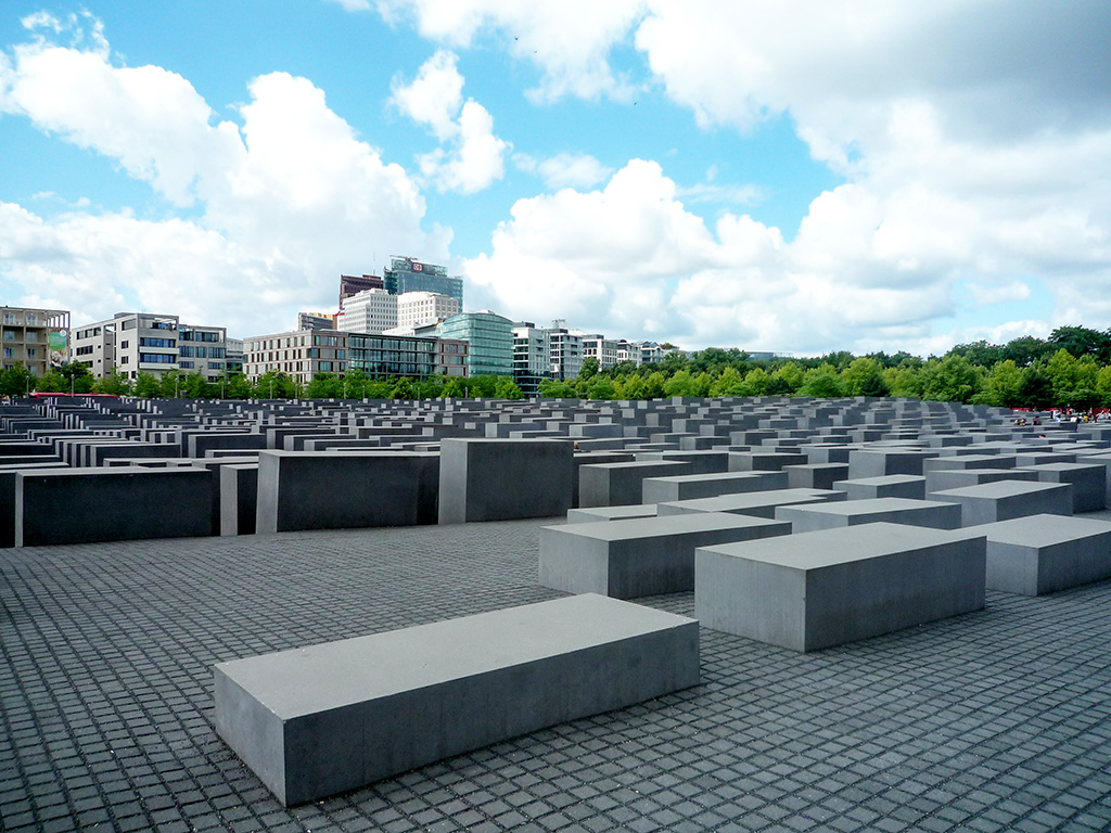 베를린 코라-베를리너 가 1번지에 설치된 희생된 유대인들을 위한 추모비.
