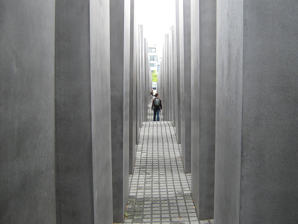 유대인들의 절망과 공포를 상징하는 회색의 콘크리트 블록들.