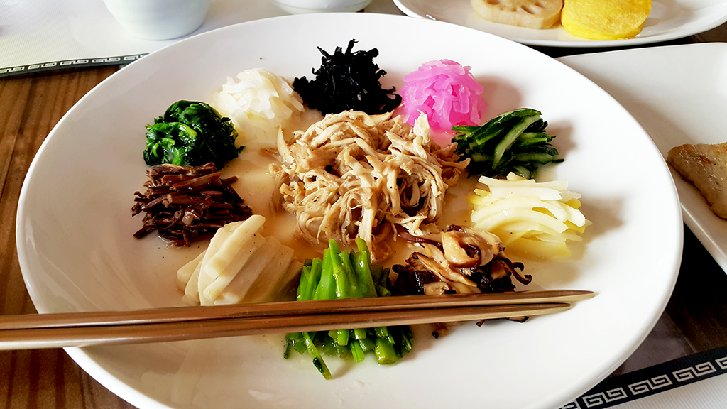 경북 영양 ‘음식디미방’의 잡채. 10가지 채소와 꿩고기로 만들었다. 원형 잡채는 약 20여종의 채소로 만들었다.