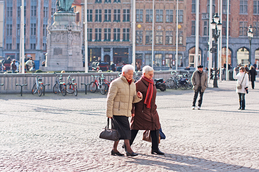 세련된 차림으로 파리 시내를 오가는 할머니들.