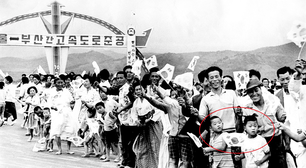 1970년 경부고속도로 전구간 개통식에 참가한 시민들의 모습. 붉은 원 안에 있는 어린이들이 이벤트 대상자다.  /한국도로공사 제공